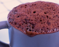 Vontade de um bolinho? Bolo de caneca na airfryer vai matar seu desejo rapidinho
