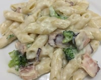 Macarrão com brócolis e creme branco