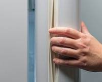 Como remover o mofo das borrachas de vedação da porta da geladeira para que fiquem com aparência de novas