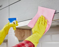 Adeus gordura nos armários da cozinha: esse truque com bicarbonato de sódio funciona mesmo