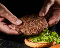 Com quantos anos você descobriu que o seu hambúrguer só fica igual de restaurante se usar técnica?