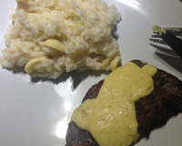 Filé mignon ao molho de mostarda com risoto de alho-poró