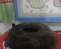 Bolo de chocolate de microondas com calda de falso brigadeiro