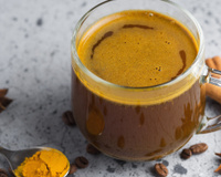 Para que serve café com cúrcuma? Descubra porque combinação está em alta e quais são os benefícios para a saúde