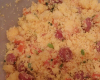 Farofa de cuscuz com calabresa