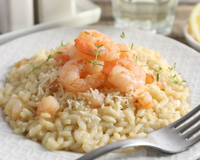 Jantar de luxo, preço de feira: faça essa receita de risoto de camarão gastando pouco