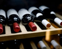 Exclusivo para membros Prime: Vinhos na temperatura perfeita com esta adega climatizada com cupom de R$ 150