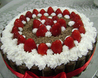 Bolo de chocolate e morango com Twix