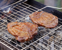 Adeus marinada: churrasqueiros defendem que a carne só precisa de um ingrediente quando feita na grelha