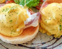 Como fazer ovos benedict? Aprenda a fazer a receita com molho holandês que é sucesso na hora do brunch