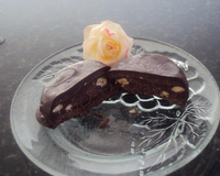 Alfajor de chocolate com recheio de creme de avelã