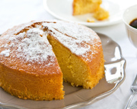 Bolo simples, fofinho e grande para café