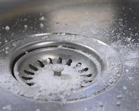 Despejar meia xícara de sal grosso no ralo da cozinha antes de dormir: por que especialistas em higienização recomendam