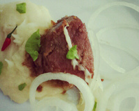 Bife de Pernil Grelhado ao Alho com Purê de Mandioca