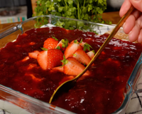 Mousse de leite ninho com morango na travessa: sobremesa cremosa É MUITO FÁCIL de fazer, nem vai ao forno!