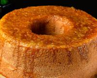 Bolo fofinho de laranja com calda perfeito para o café da manhã da mamãe (e da família toda)