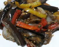 Salada de berinjela com uvas-passas