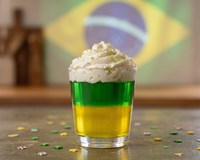 Fiz essa gelatina verde e amarela do TudoGostoso para ver os jogos da Copa e ela acabou antes do intervalo