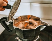 Como preparar o café perfeito em uma cafeteira italiana, segundo os princípios da química