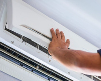 O que significa quando o ar-condicionado pinga água dentro do quarto?