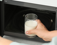 Você aquece leite no micro-ondas? Esse hábito comum pode ser mais perigoso do que parece