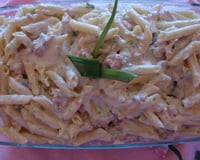 Penne ao molho de salmão com raspas de limão siciliano