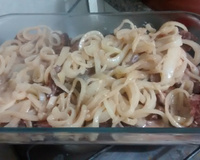 Carne assada ao molho de cebolas