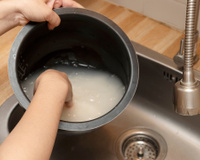 Você pode estar lavando o arroz do jeito errado: entenda quando isso ajuda e quando atrapalha a receita