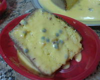 Bolo de maracujá com cobertura de leite condensado