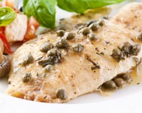 Filé de tilápia com alcaparras