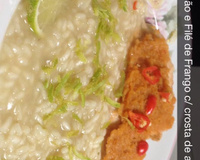 Risoto de limão com filé de frango na crosta de alho e tomate