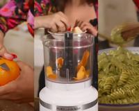 Pesto de casca de laranja e salsa é o molho pra macarrão de comer rezando (a receita é da rainha da massa!)