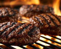Adeus, hambúrguer seco: o ingrediente inesperado que deixa a carne muito mais suculenta e macia na grelha