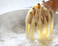 Diga adeus ao macarrão grudento: veja como ferver macarrão do jeito certo, depois que você souber, será útil para a vida toda!