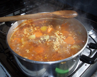 Sopa de carne moída e legumes