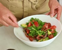 O erro comum na hora de preparar a salada que anula todos os benefícios dos vegetais