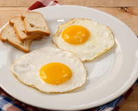 Nem precisa virar! O truque simples para o ovo frito ficar com a clara durinha e a gema mole