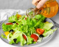 "Vai muito além do uso em saladas": esse é o jeito certo de usar o vinagre na cozinha segundo um chef de cozinha