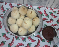 Pãezinhos de queijo com geleia de goiaba
