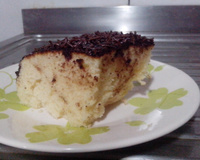 Bolo simples com recheio de chocolate