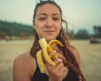 Estou comendo uma banana por dia há dois meses e isso melhorou meu desempenho na academia: "É um alimento completo, prático e muito útil para o desempenho e a recuperação"