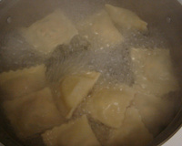 Ravioli com recheio de ricota, rúcula e tomate seco regado ao molho Alfredo