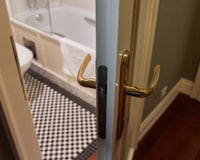 Será que é uma boa ideia deixar a porta do banheiro aberta depois do banho? Um especialista responde