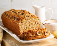 É só bater por 2 minutos no liquidificador e levar ao forno para fazer o bolo de banana mais fácil e fofinho para o café da tarde