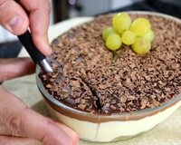 Bombom de uva na travessa fácil: cremoso, refrescante e perfeito para qualquer ocasião, é a sobremesa que sempre funciona