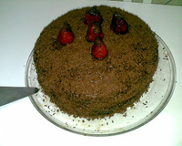 Bolo de chocolate com morangos