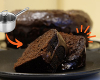 Bolo de chocolate fofinho e alto feito NA PANELA com apenas 3 ingredientes: o segredo é usar um biscoito bem famoso