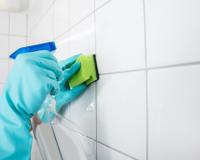 O truque simples para clarear o rejunte dos azulejos (só com dois ingredientes!) e deixá-los impecáveis sem esforço