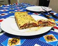 Rocambole de massa de pastel