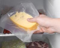 Nunca guarde esses tipos de queijo em potes plásticos e aprenda como conservar o alimento no lugar certo da geladeira (ou fora dela!)
